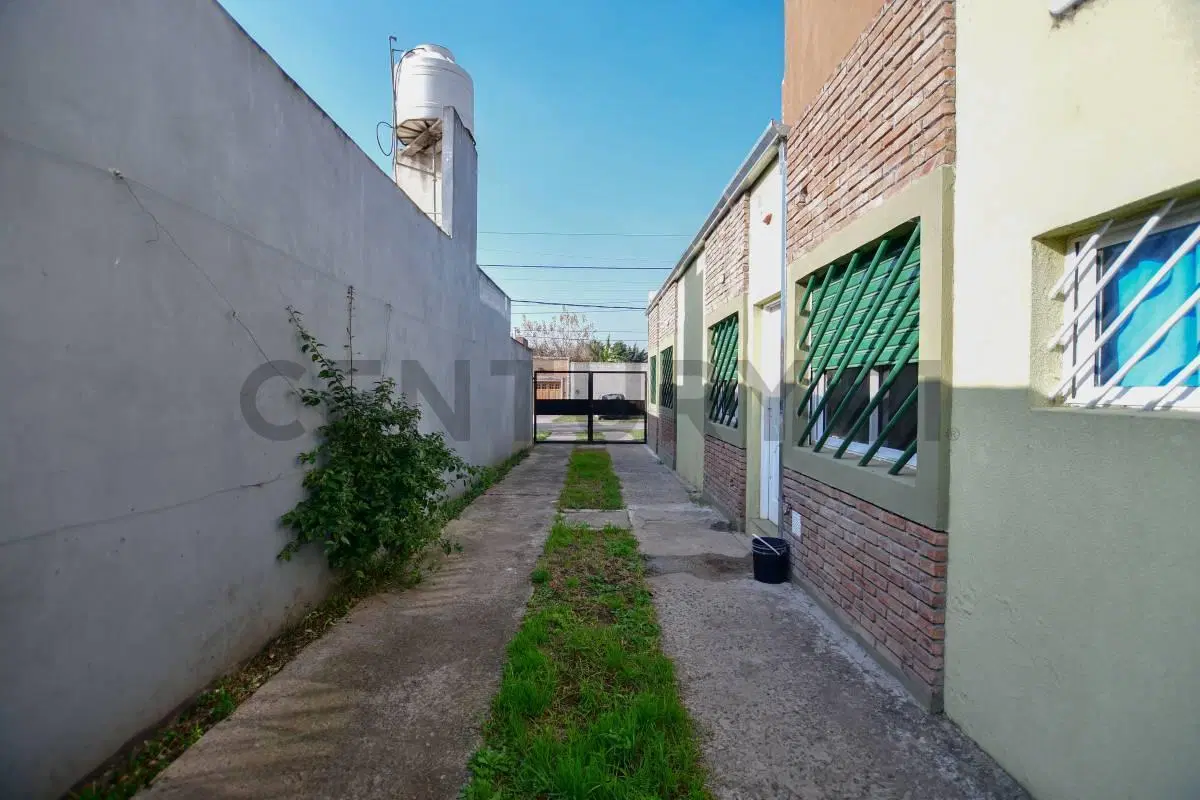 46 y 158 - Casa en venta de 2 dormitorios y Galpón de 130m2 - Lisandro Olmos 3