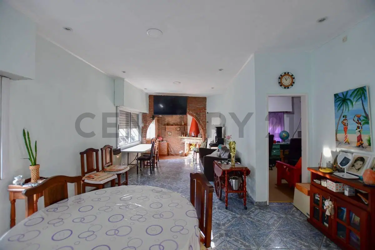 46 y 158 - Casa en venta de 2 dormitorios y Galpón de 130m2 - Lisandro Olmos 5