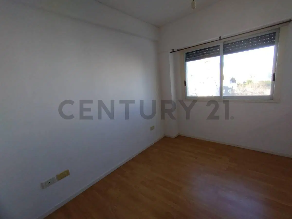 Departamento de 2 dormitorios con cochera en alquiler 4