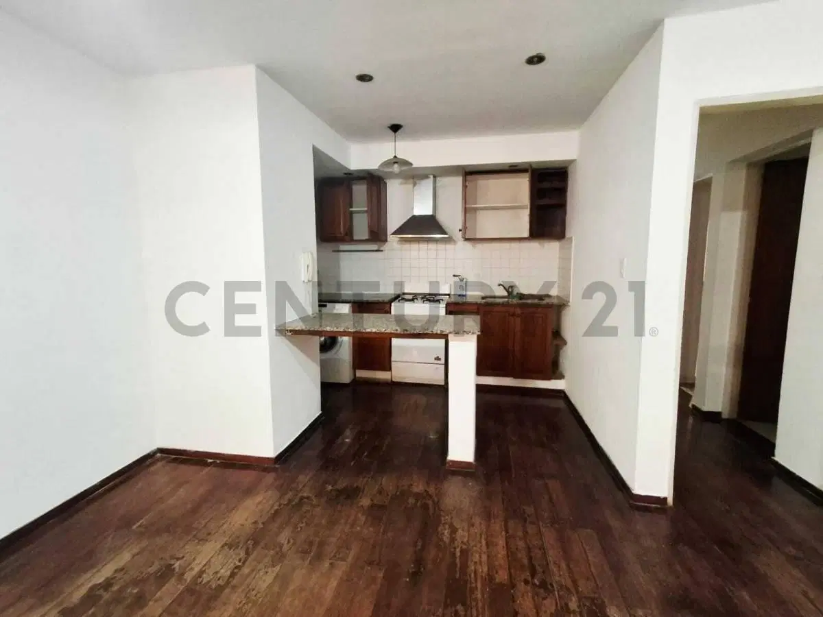 Diag. 73 entre 6 y Plaza Rocha - PH de dos dormitorios en alquiler 4