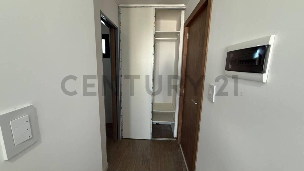 Foto de 41 e/ 16 y 17 - MONOAMBIENTE EN VENTA CON BALCÓN Y COCHERA, imagen 3