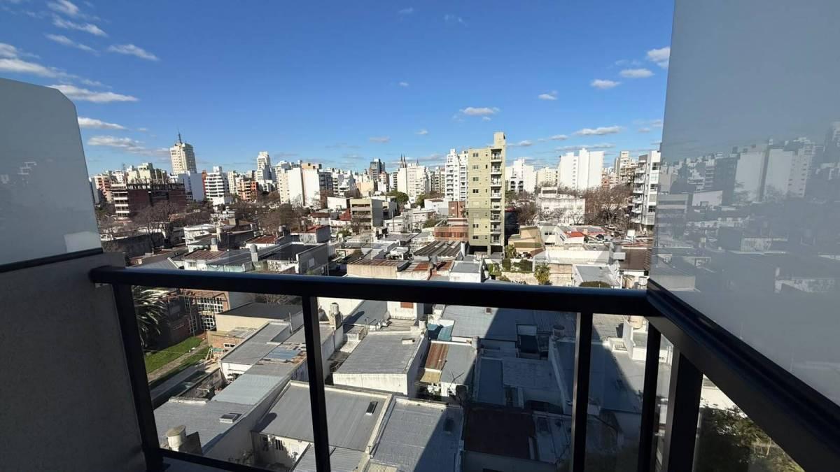 Foto de 41 e/ 16 y 17 - MONOAMBIENTE EN VENTA CON BALCÓN Y COCHERA, imagen 2