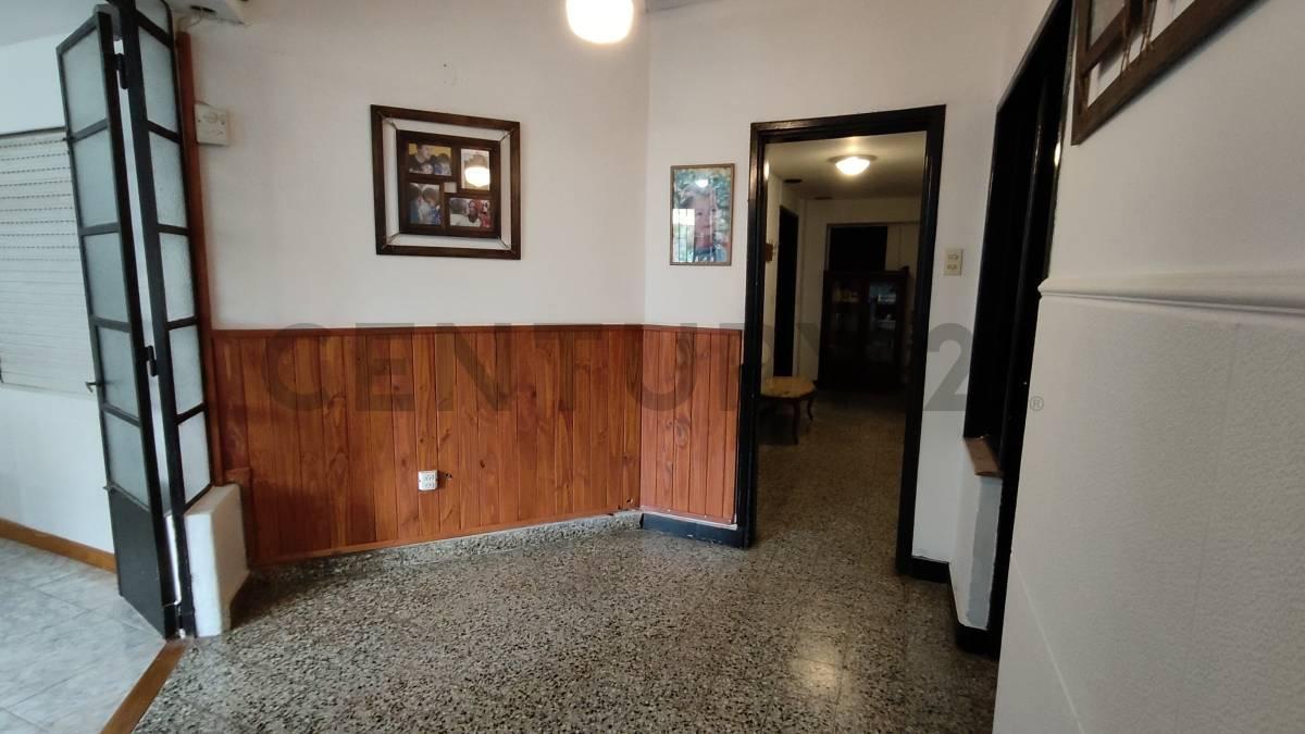 Foto de 68 e/ 20 y 21 - CASA AL FRENTE CON 3 DORMITORIOS GARAJE Y JARDIN, imagen 4
