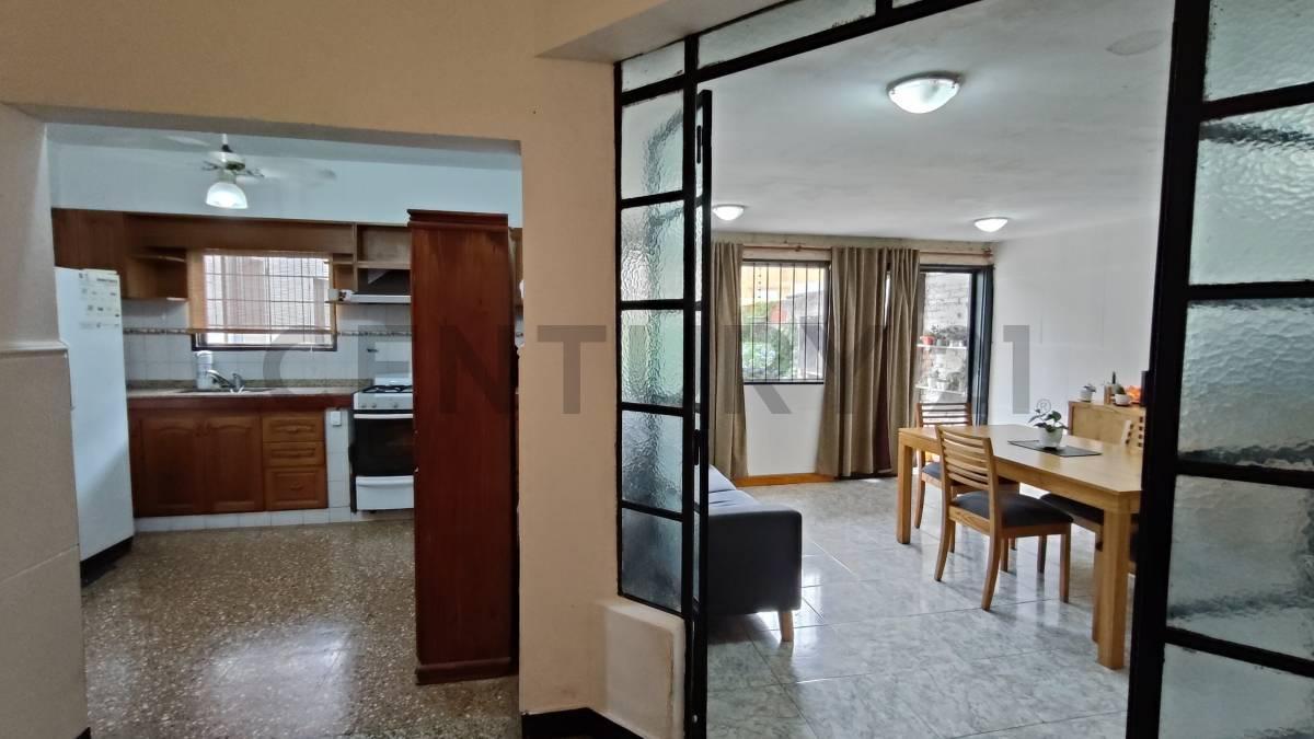 Foto de 68 e/ 20 y 21 - CASA AL FRENTE CON 3 DORMITORIOS GARAJE Y JARDIN, imagen 1