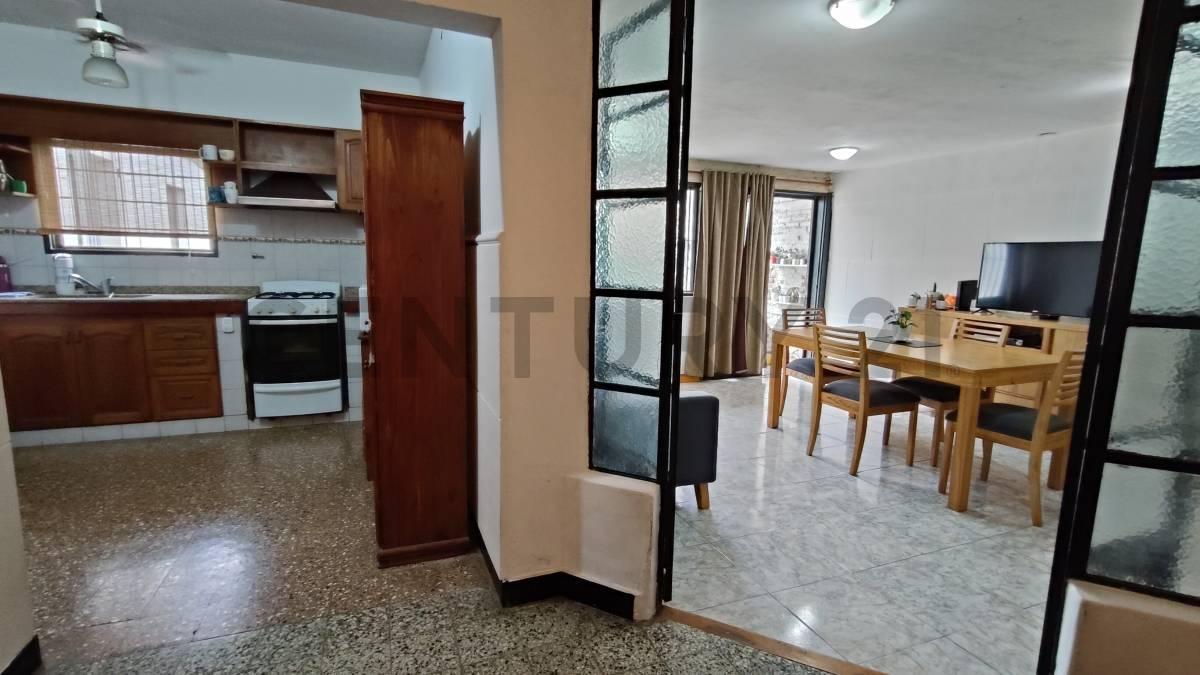 Foto de 68 e/ 20 y 21 - CASA AL FRENTE CON 3 DORMITORIOS GARAJE Y JARDIN, imagen 2