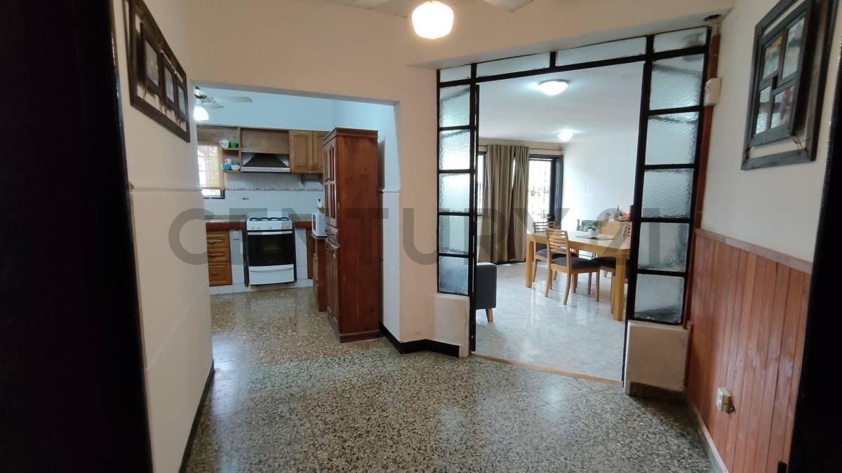 Foto de 68 e/ 20 y 21 - CASA AL FRENTE CON 3 DORMITORIOS GARAJE Y JARDIN, imagen 5