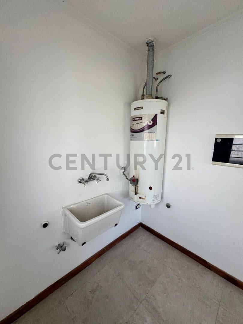 Foto de 133 Y 518 - CASA EN VENTA DE 3 DORMITORIOS CON PARQUE Y COCHERA, imagen 5