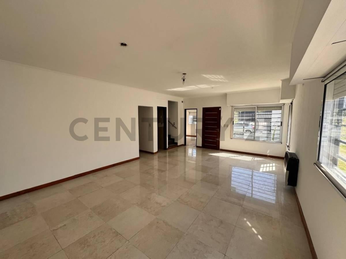 Foto de 133 Y 518 - CASA EN VENTA DE 3 DORMITORIOS CON PARQUE Y COCHERA, imagen 1