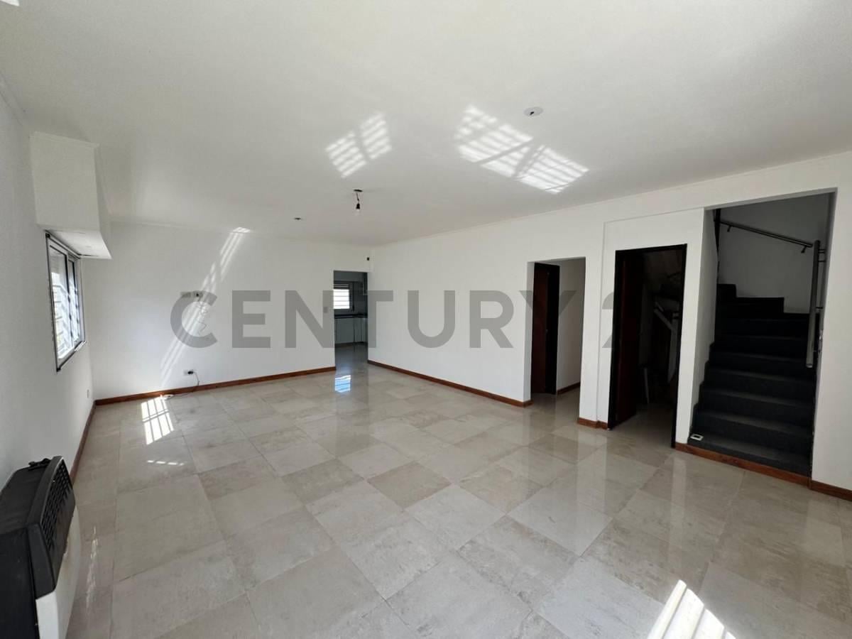 Foto de 133 Y 518 - CASA EN VENTA DE 3 DORMITORIOS CON PARQUE Y COCHERA, imagen 3