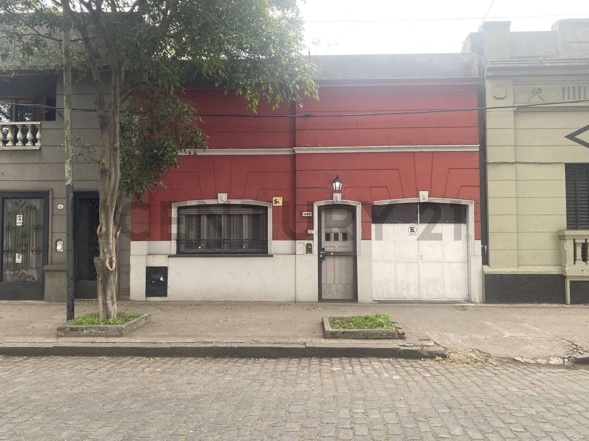 Foto de 71 y 16 - VENTA CASA DOS DORMTORIOS COCHERA PATIO Y QUINCHO, imagen 2