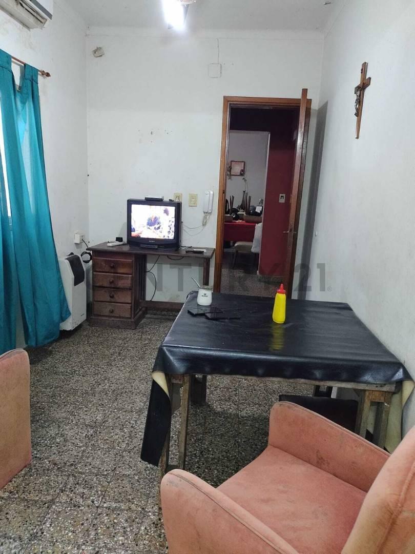 Foto de 37 Entre 120 y 121 - PH EN VENTA DE DOS DORMITORIOS CON PATIO, imagen 1