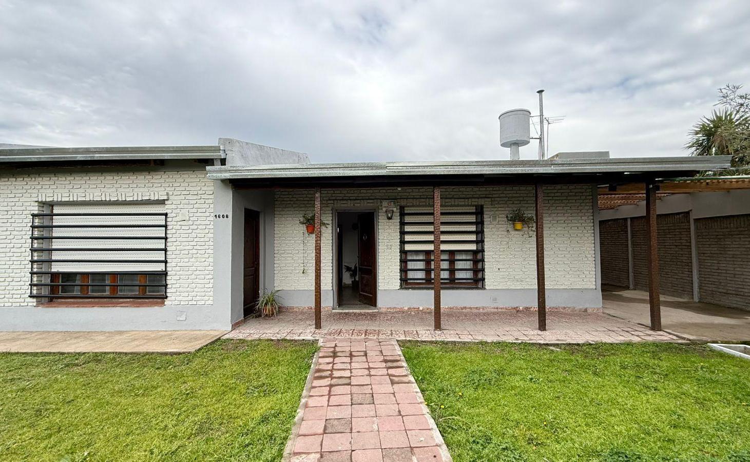 Foto de 146 y 516 - CASA EN VENTA CON TRES DORMITORIOS, imagen 3