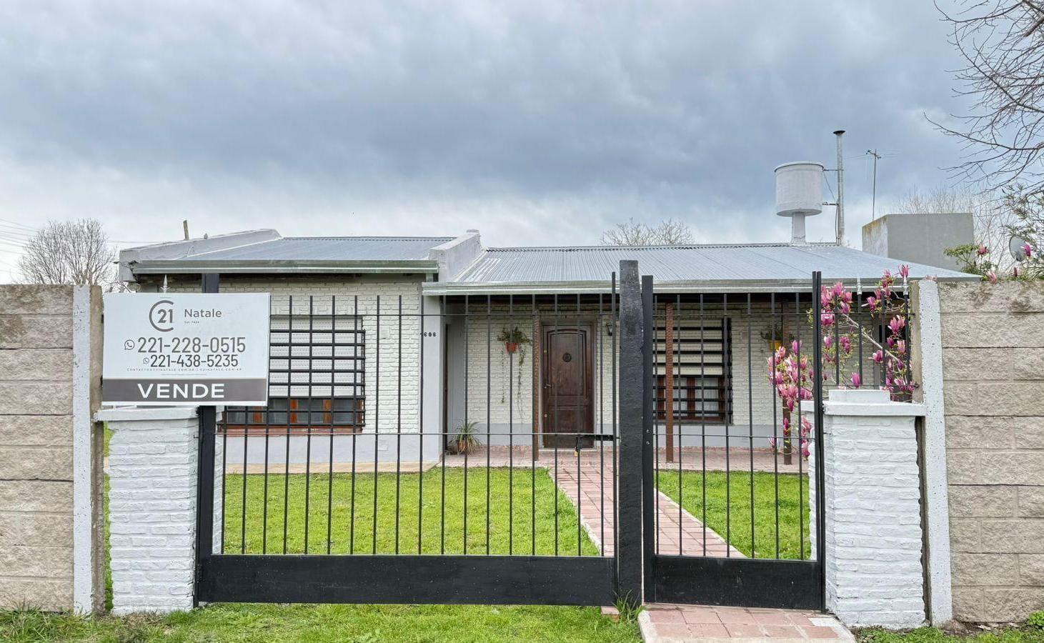 Foto de 146 y 516 - CASA EN VENTA CON TRES DORMITORIOS, imagen 1