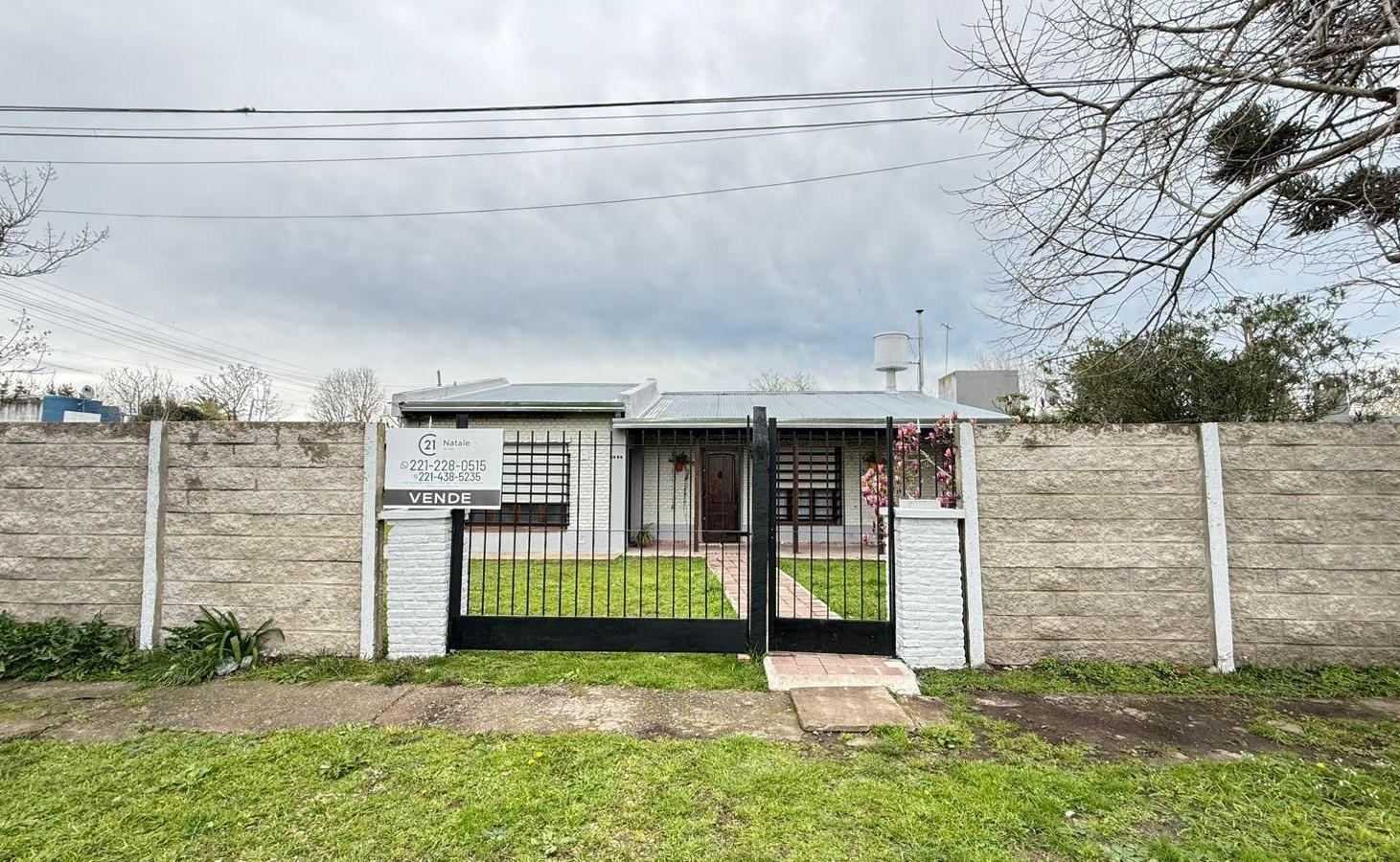 Foto de 146 y 516 - CASA EN VENTA CON TRES DORMITORIOS, imagen 2