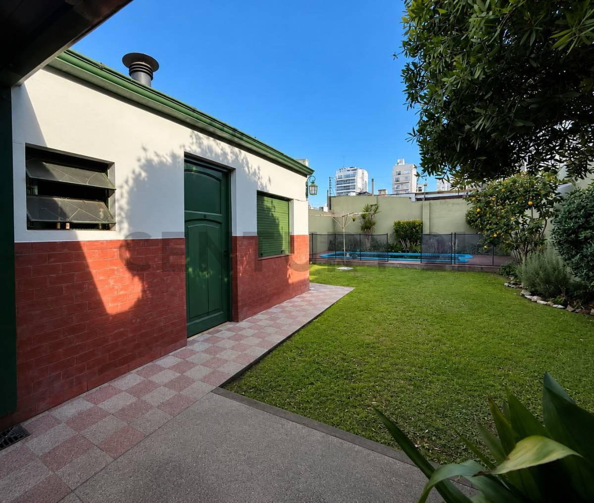 Foto de 17 Y 41 - CASA A LA VENTA DE 2 DORMITORIOS Y PILETA, imagen 3