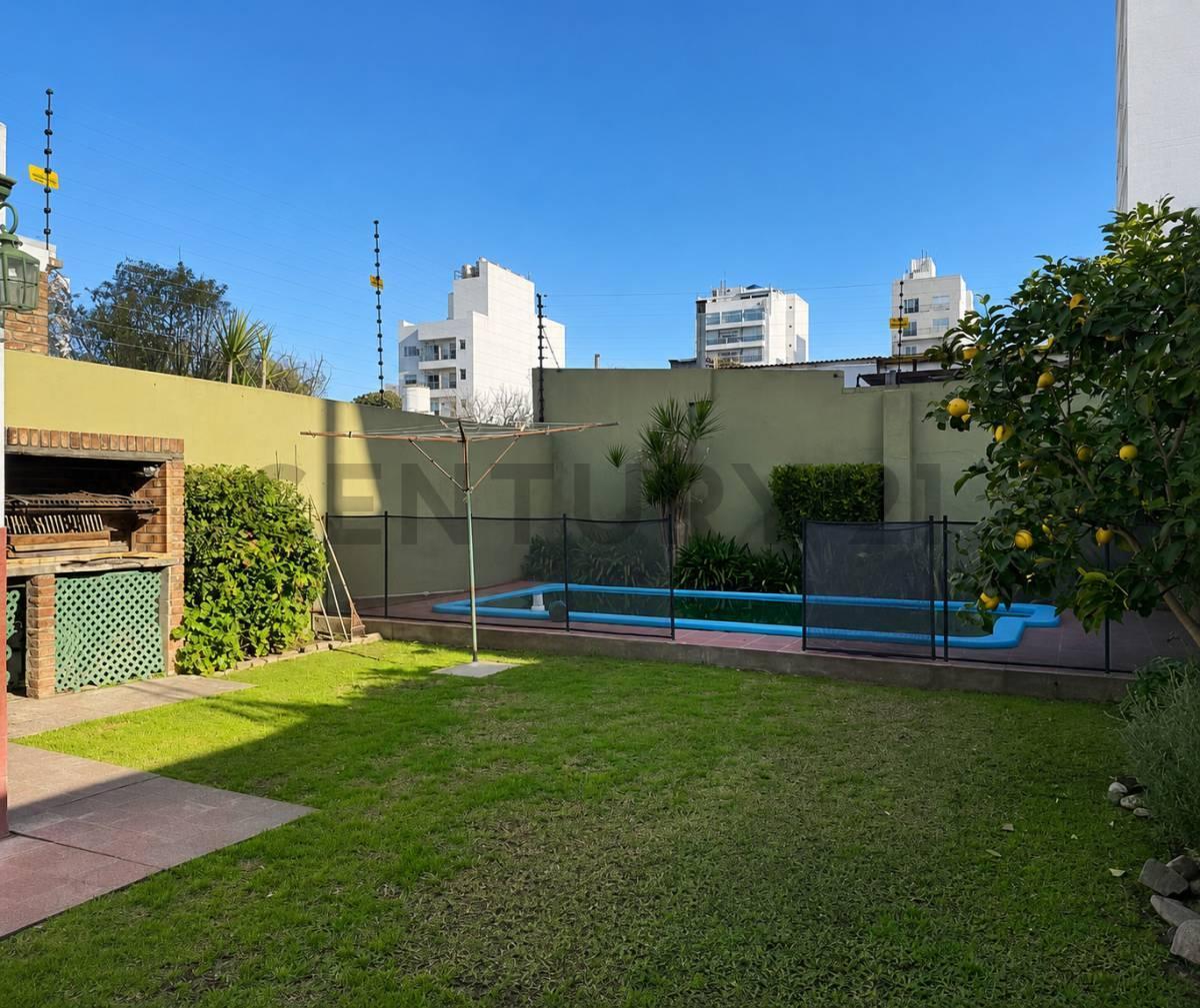 Foto de 17 Y 41 - CASA A LA VENTA DE 2 DORMITORIOS Y PILETA, imagen 2