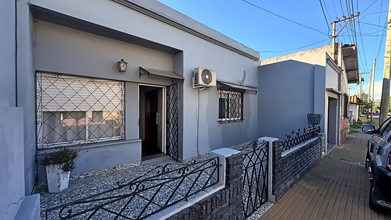 Foto de 518 y 4 - CASA DOS DORMITORIOS Y COCHERA EN VENTA, imagen 1