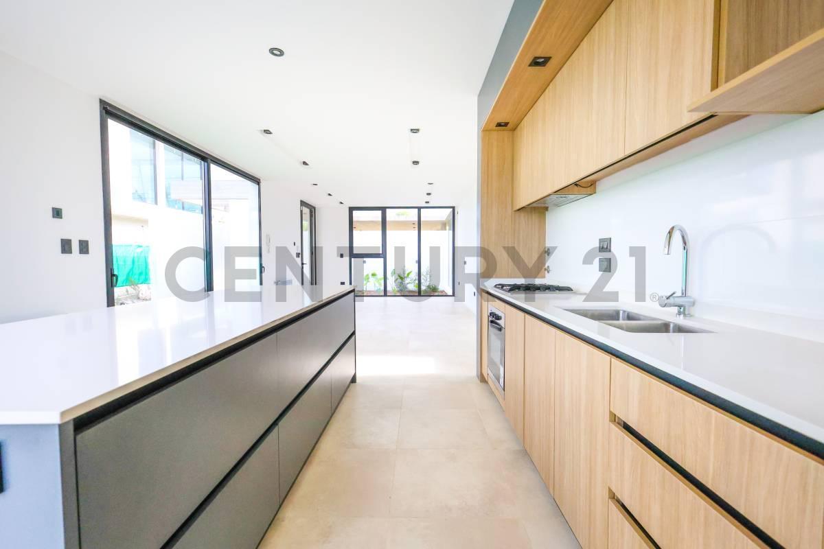 Casa a Estrenar con Piscina en Venta en Barrio El Quimilar, City Bell, La Plata 4