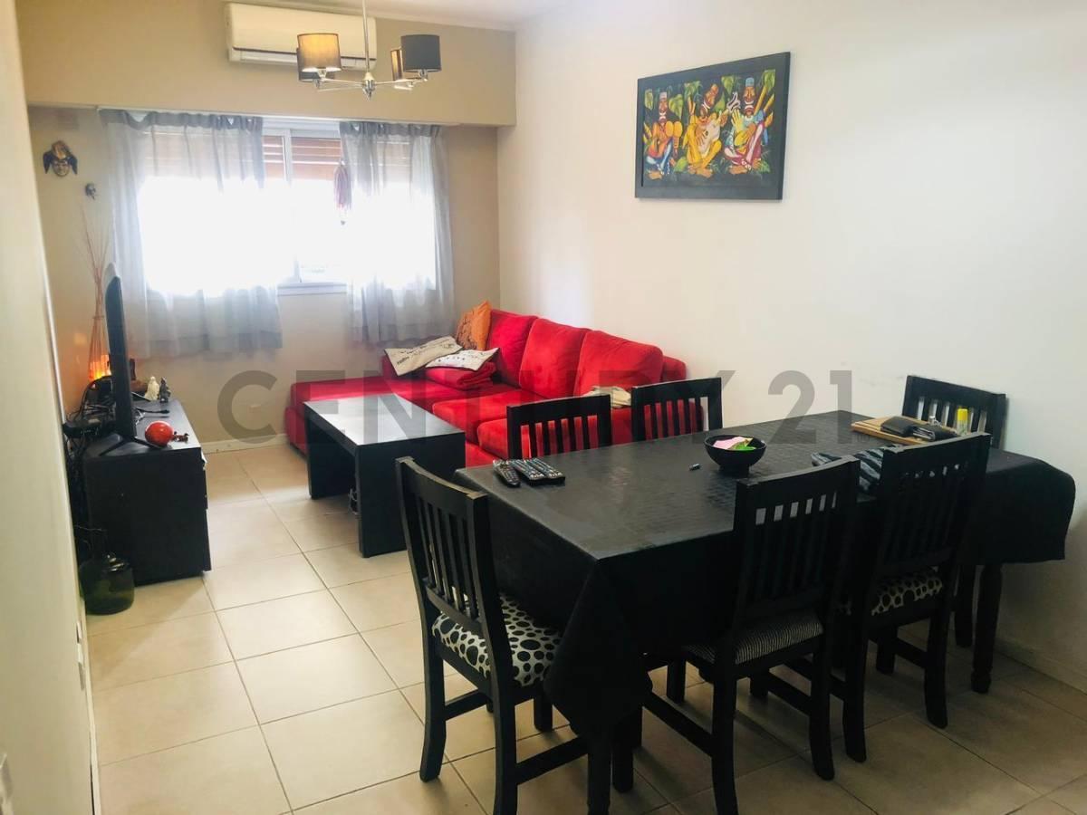 Departamento de 2 dormitorios con patio, baulera interna y 2 cocheras descubiertas