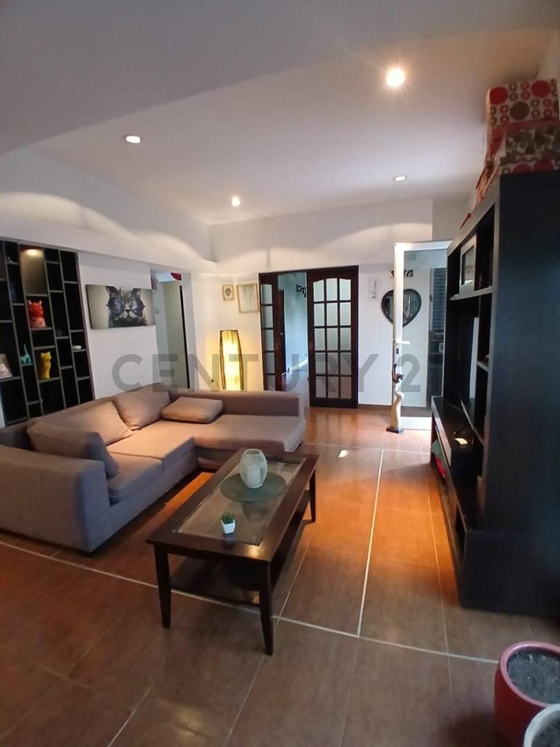 CASA DE 2 DORMITORIOS CON JARDIN Y COCHERA EN VENTA