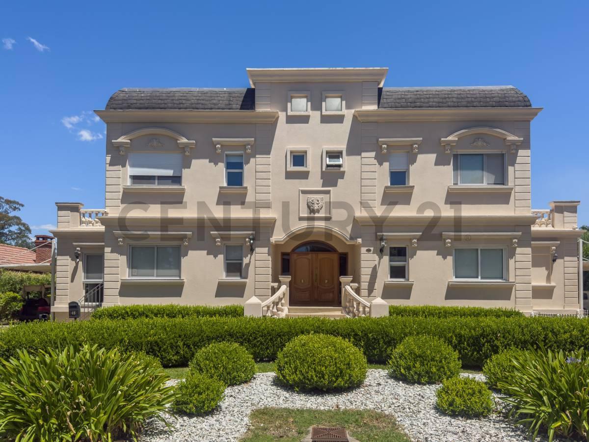 Casa en Venta en Abril Club de Campo – Frente al golf.
