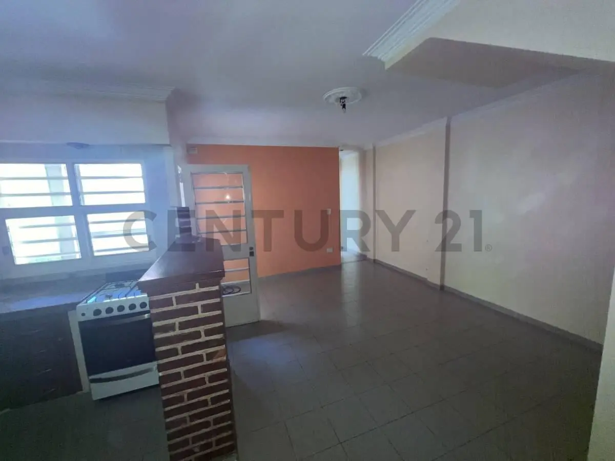 Departamento de 3 Dormitorios Tipo Casa en Alquiler 2