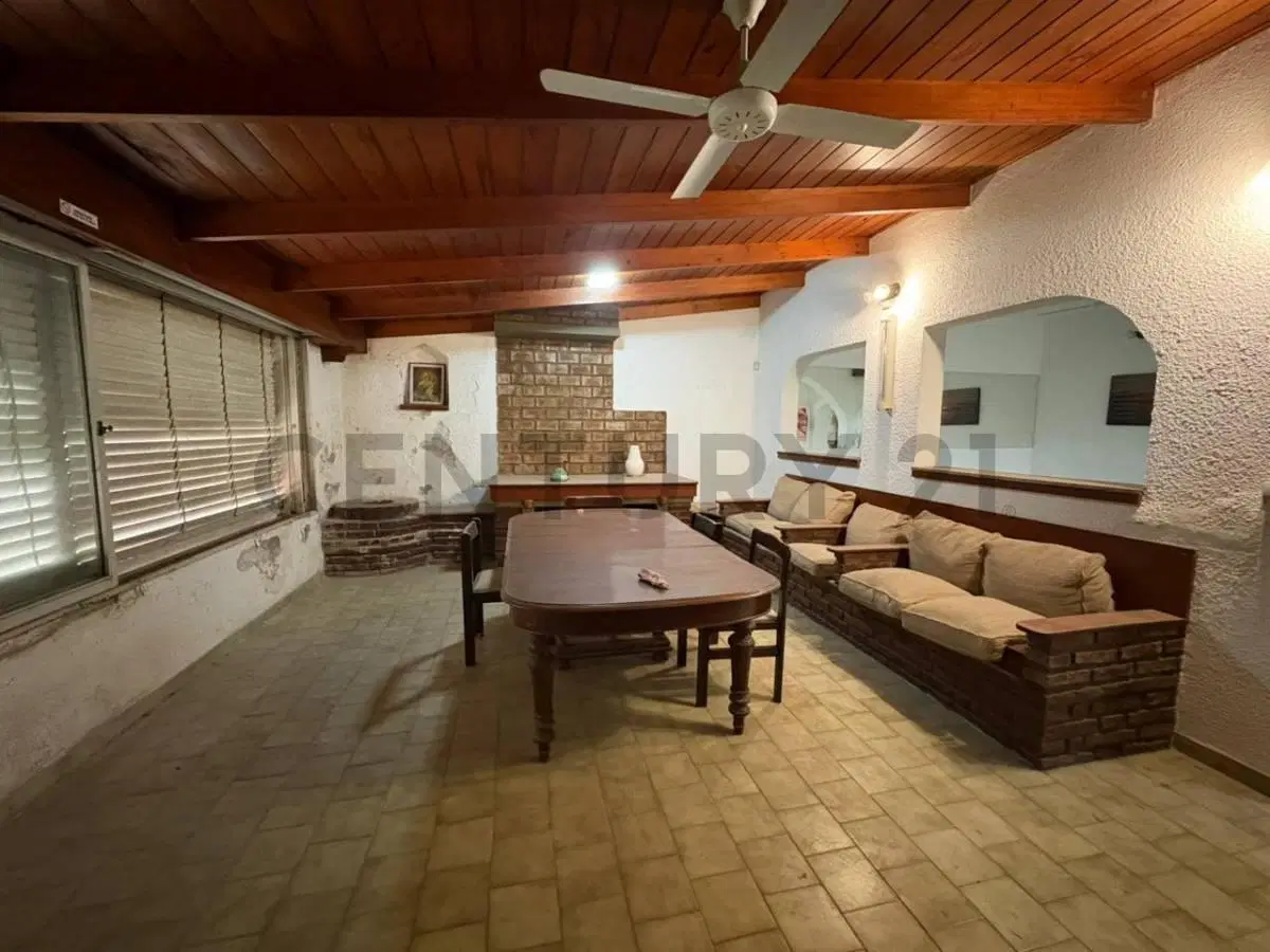 Casa en venta en La Plata, ideal destino comercial: oficinas, consultorios, salón de fiestas 8