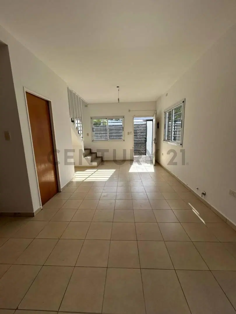 Duplex de 2 Dormitorios con Cochera en Venta en Ringuelet 8