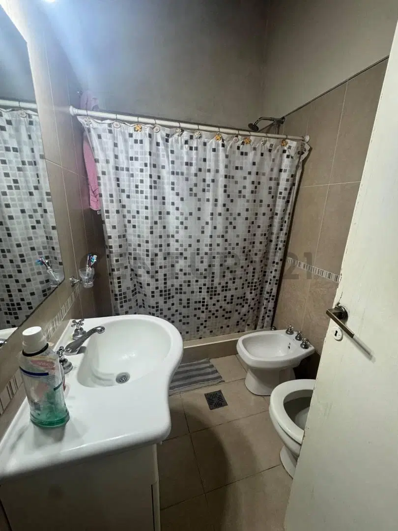 Ph de dos dormitorios y dos patios en venta, La Plata 3