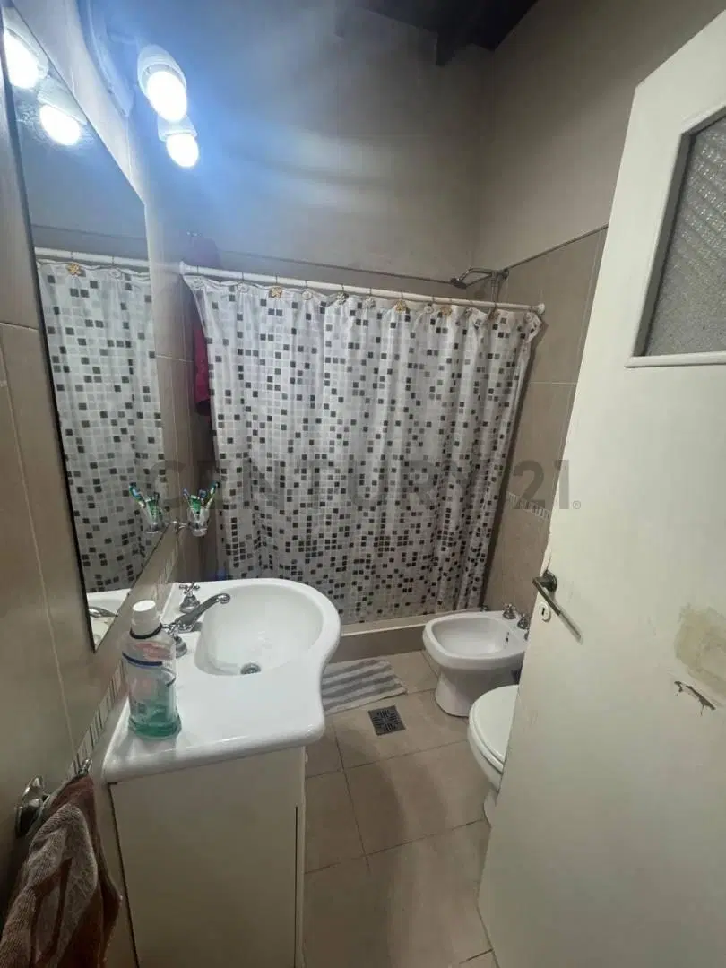 Ph de dos dormitorios y dos patios en venta, La Plata 2