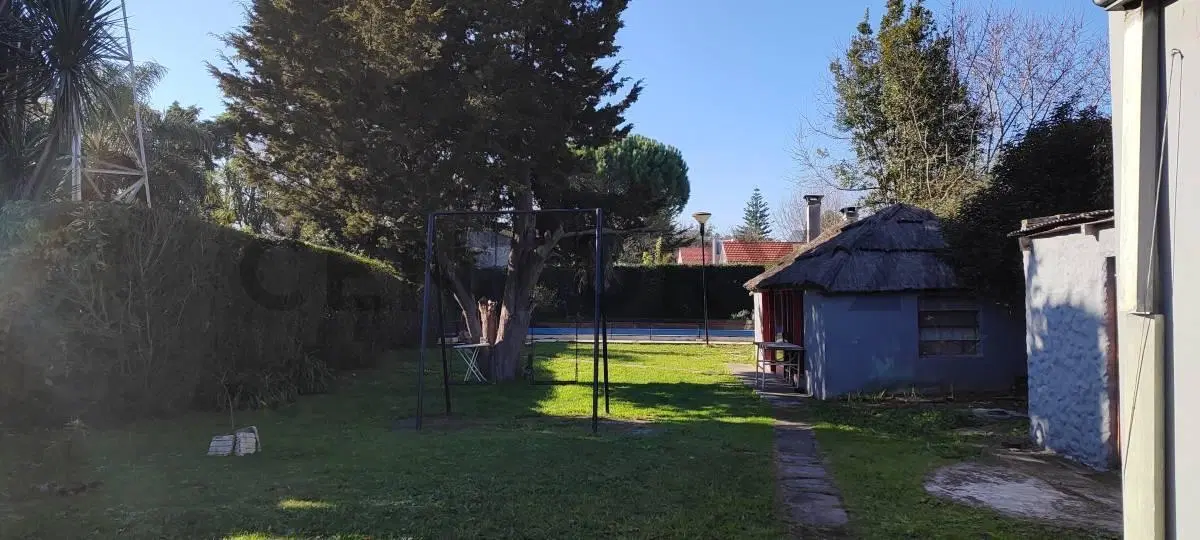 Casa en Venta con Parque y Pileta en Olmos 3