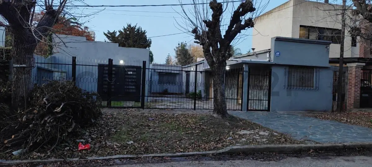Casa en Venta con Parque y Pileta en Olmos 5