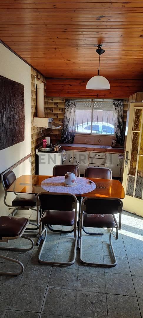 Casa en Venta con Parque y Pileta en Olmos