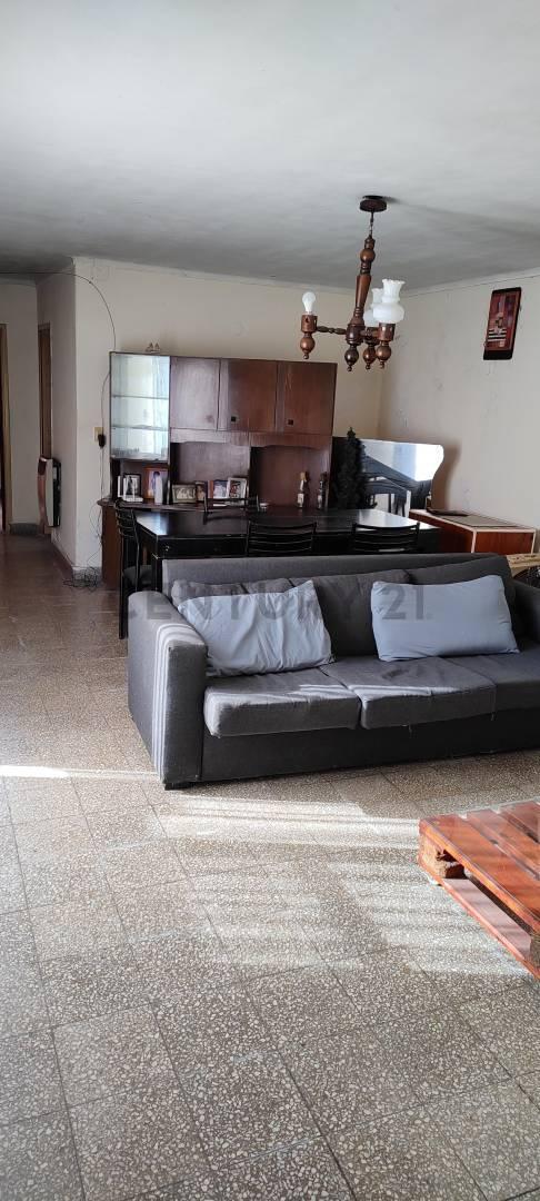 Casa en Venta con Parque y Pileta en Olmos