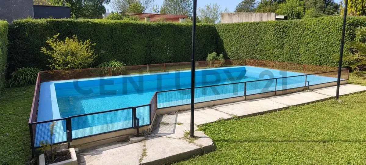 Casa en Venta con Parque y Pileta en Olmos 2