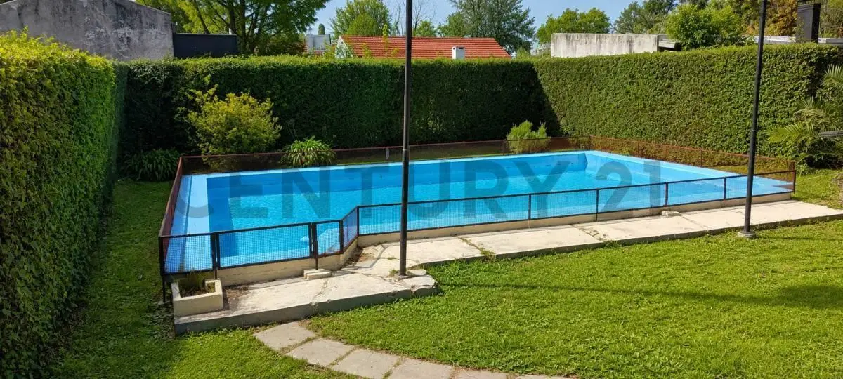 Casa en Venta con Parque y Pileta en Olmos 4