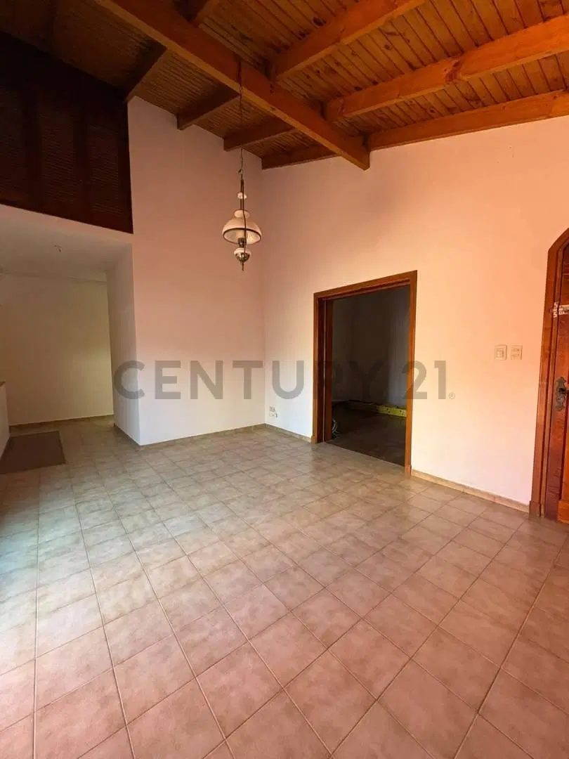 Casa en alquiler de 3 dormitorios con cochera La Plata 3