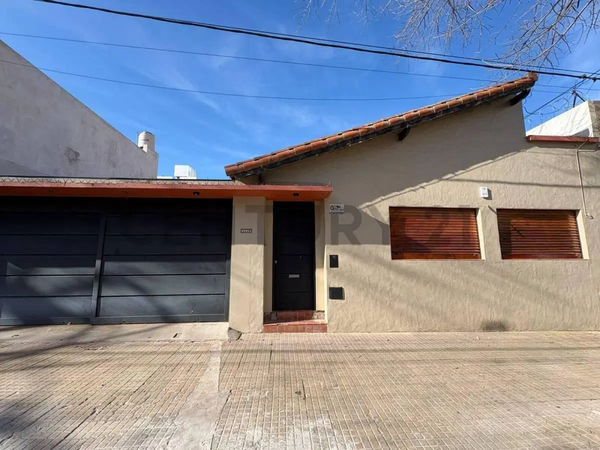 Casa en alquiler de 3 dormitorios con cochera La Plata 2