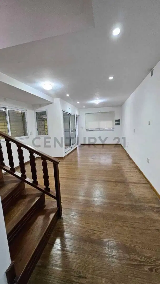Casa de 3 Dormitorios con Cochera en Alquiler 2