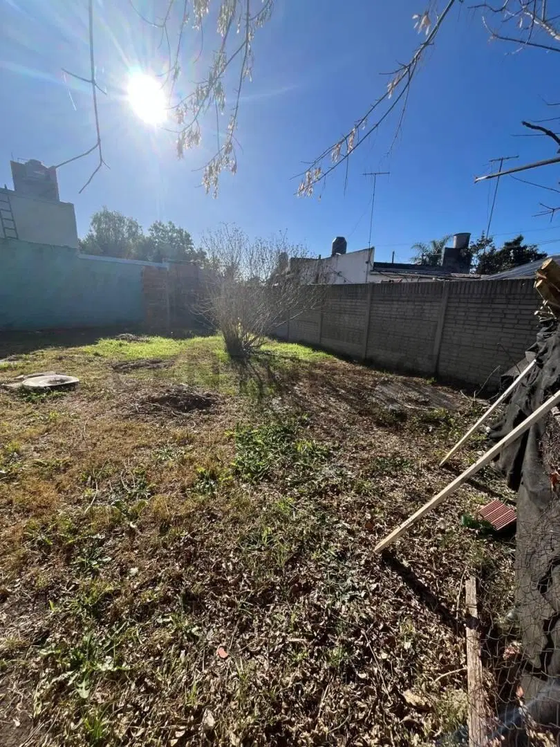 Casa a Refaccionar de 2 dormitorios en Venta en Los Hornos 3