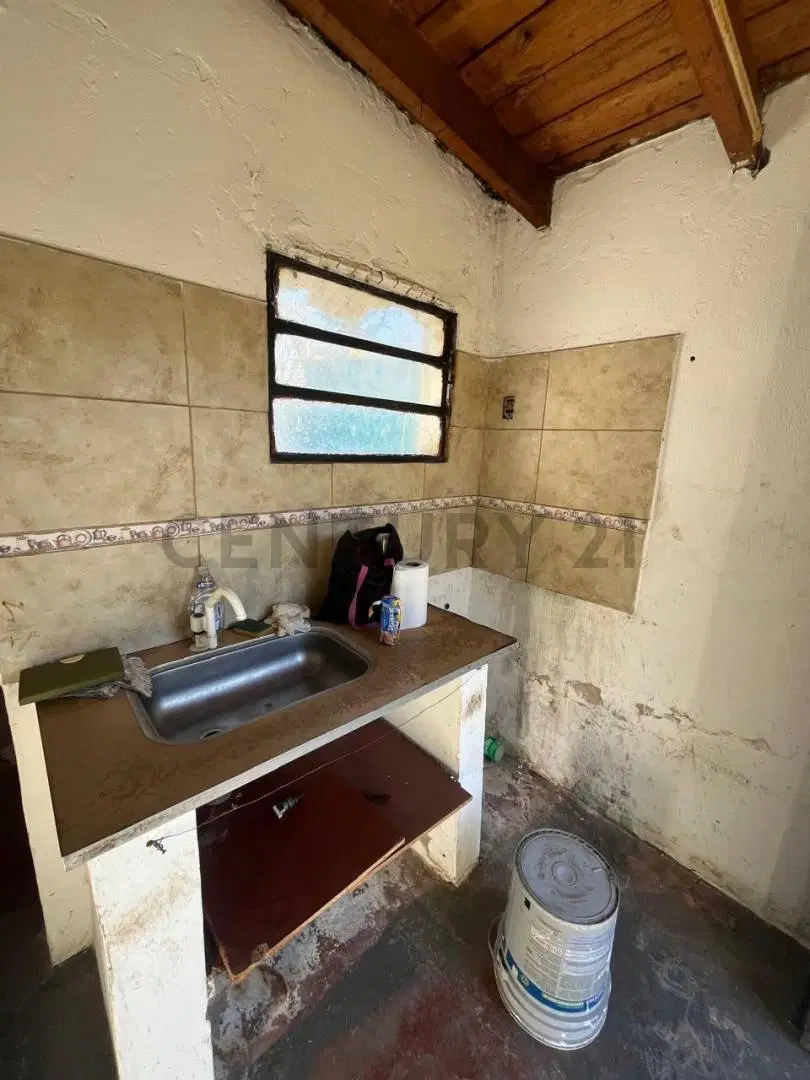 Casa a Refaccionar de 2 dormitorios en Venta en Los Hornos 4