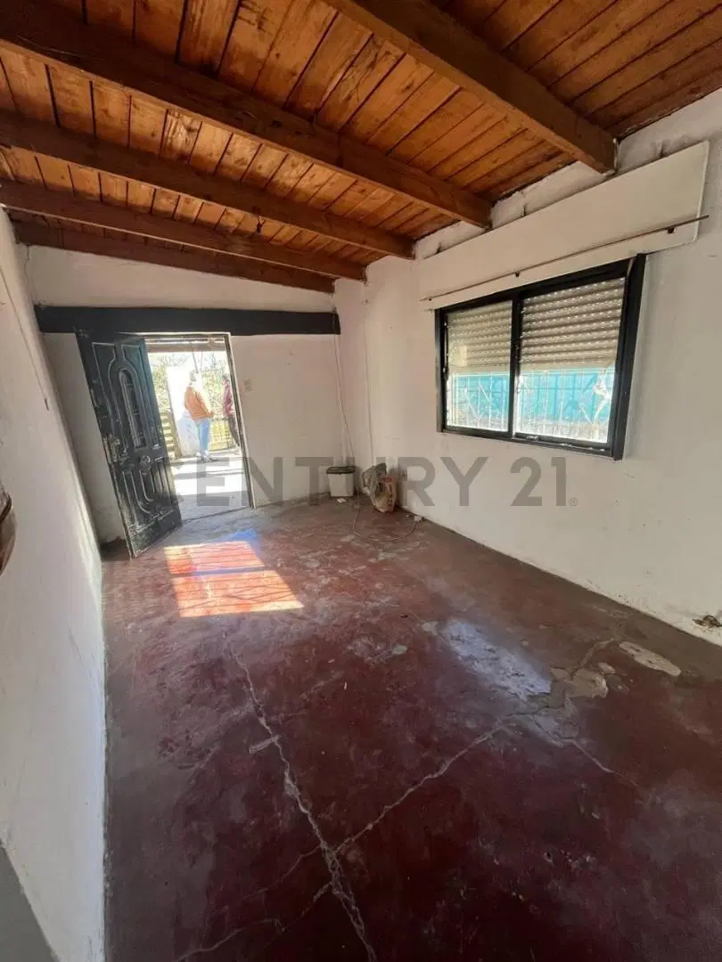 Casa a Refaccionar de 2 dormitorios en Venta en Los Hornos 2