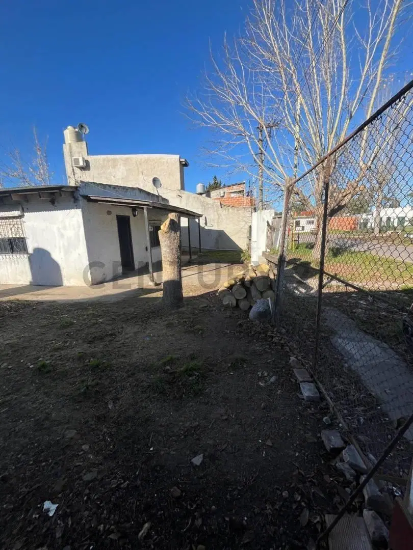 Casa a Refaccionar de 2 dormitorios en Venta en Los Hornos 5