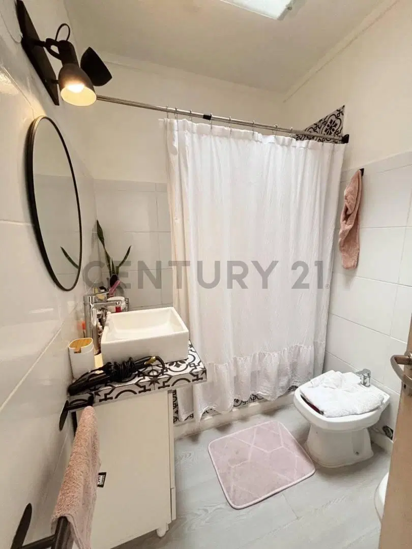 Ph de 1 Dormitorio Refaccionado a Nuevo con Patio en Venta en La Plata 3