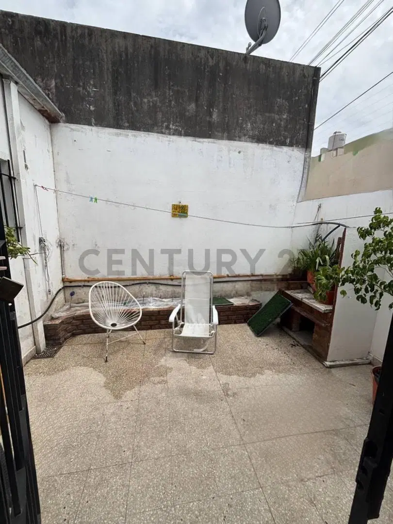 Ph de 1 Dormitorio Refaccionado a Nuevo con Patio en Venta en La Plata 2