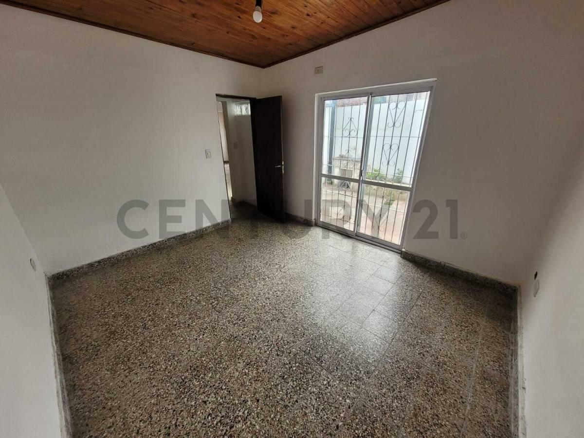 Foto de Ph de 2 Dormitorios con Patio en Alquiler - Paque Castelli, imagen 4
