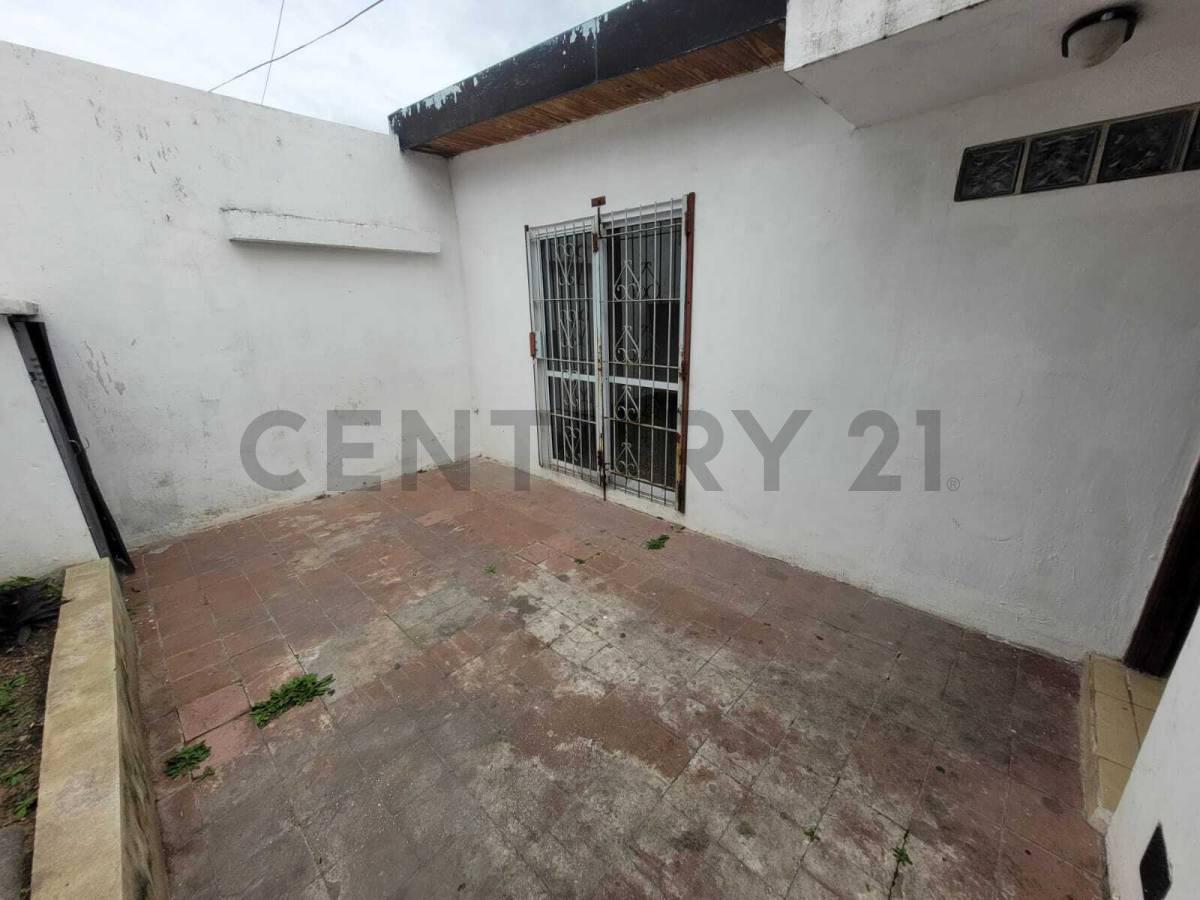 Foto de Ph de 2 Dormitorios con Patio en Alquiler - Paque Castelli, imagen 1