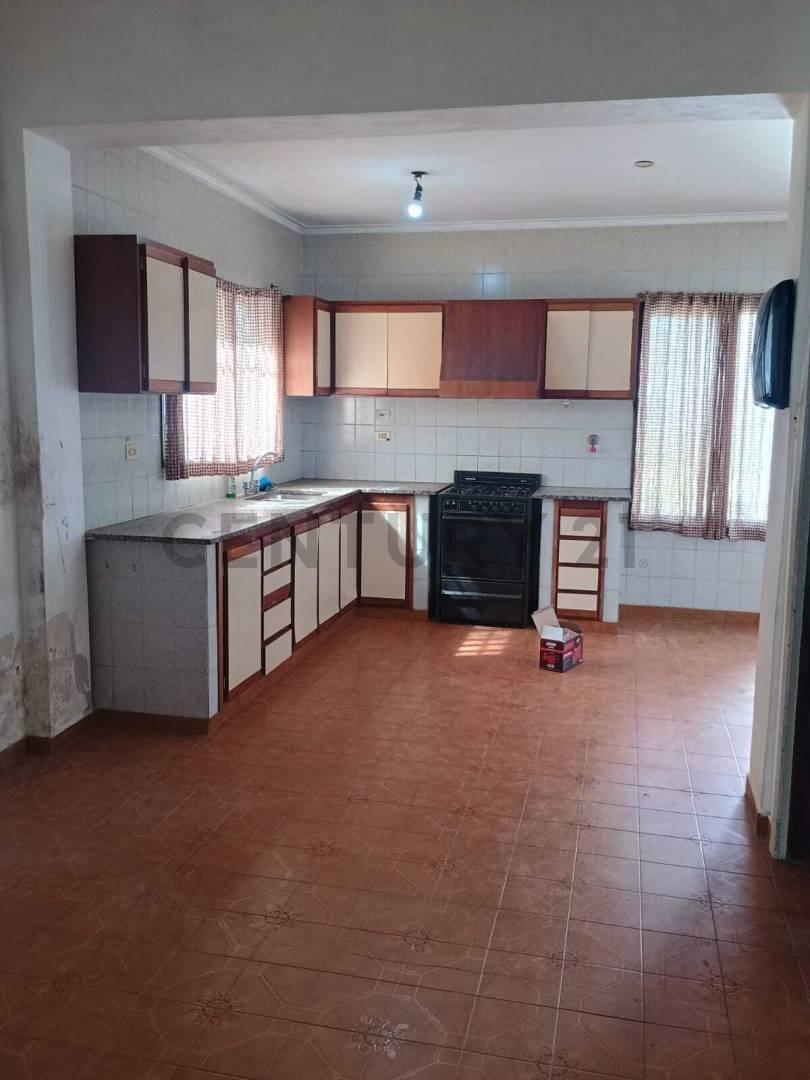 Foto de Casa a Refaccionar en Venta en Los Hornos, imagen 3