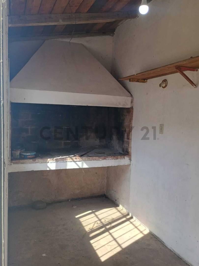 Foto de Casa a Refaccionar en Venta en Los Hornos, imagen 2