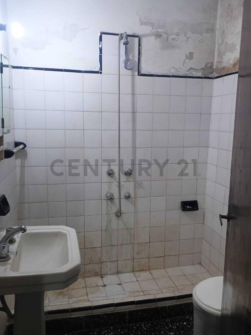 Foto de Casa a Refaccionar en Venta en Los Hornos, imagen 1